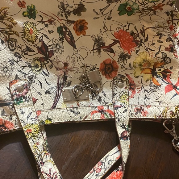 Handbag by designer CARLOS By Carlos
Santana Floral design - Picture 15 of 16